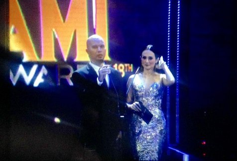 Dhani dan Mulan, bak raja ratu di panggung AMI Awards 2015 © instagram.com/officialRCTI