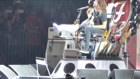 Nggak peduli, Dave Grohl tetap manggung dengan kondisi kaki patah ©YouTube