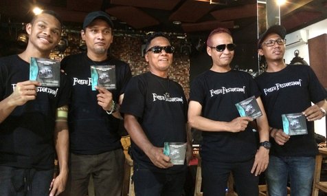 Meski lebih easy listening, Death Distortion tetap tak lupa membenamkan identitas musik rock © KapanLagi.com/Fikri Alfi Rosiyadi