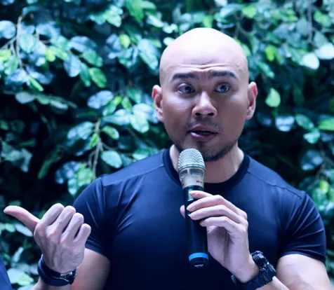 Kehadiran sahabat-sahabatnya dalam film, jadi alasan lain untuk Deddy Corbuzier mantap menyanyikan lagu soundtrack © KapanLagi.com/Fikri Alfi Rosiyadi