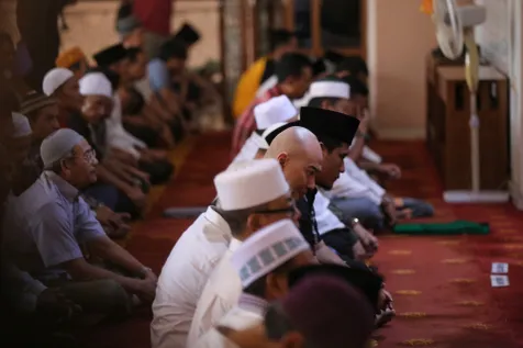 Pakai Peci dan Sarung?