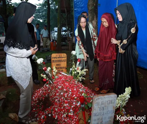 Keluarga Jupe memilih ziarah pagi hari karena udaranya masih segar. ©KapanLagi.com/Muhammad Akrom Sukarya