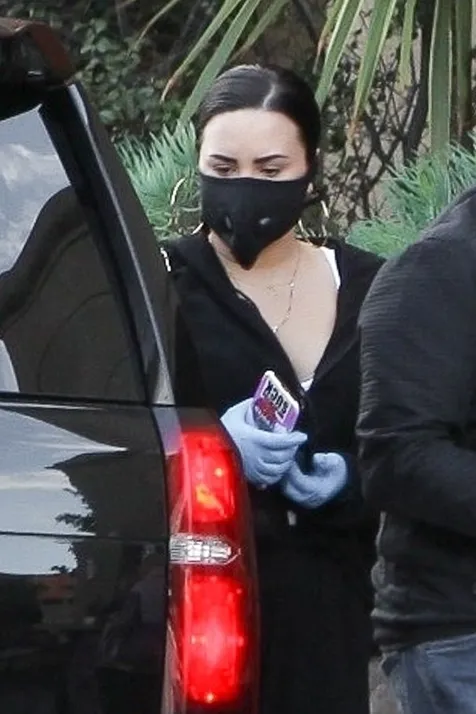 Pakai Masker & Sarung Tangan
