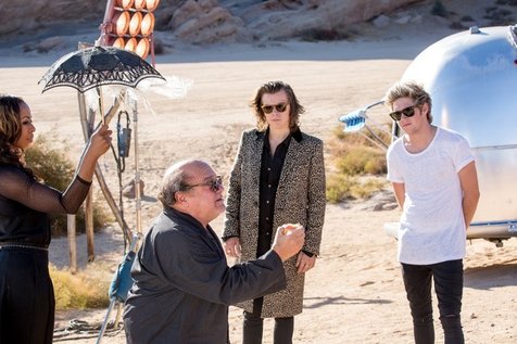 Harry dan Nial dapat arahan dari DeVito ©digitalspy