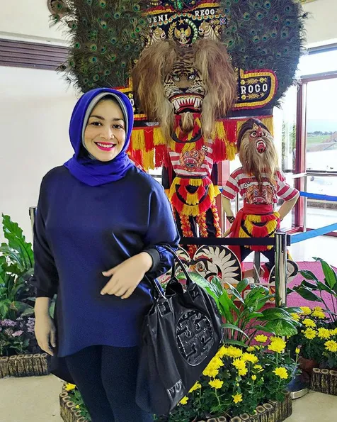 Dewi Hughes Lebih Modis