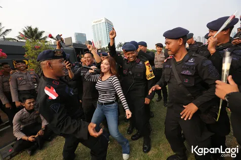 Bagi-Bagi Duit Jadi Ciri Khas