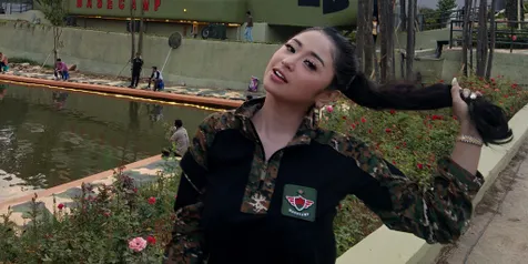 Rela Gelontorkan Uang Demi Almarhum Ayah