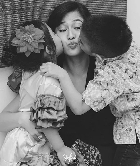 Nikmati waktu menjadi seorang ibu, Dian Sastro dapat ciuman dari kedua anaknya. /©instagram.com/therealdisastr