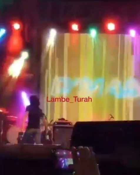 Banting Gitar dan Tinggalkan Panggung