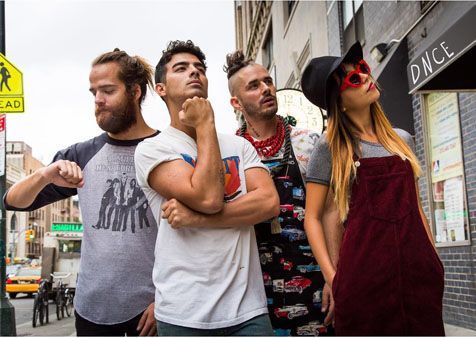 Joe Jonas bersama DNCE © Instagram.com/JoeJonas