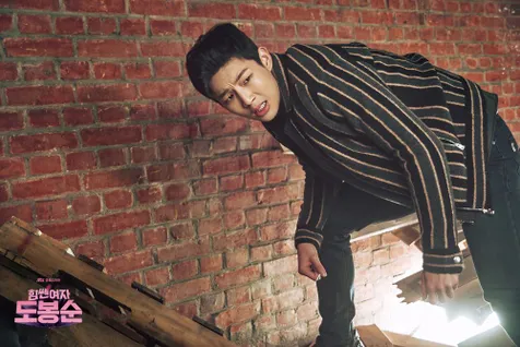 Ji Soo tampak khawatir saat berusaha menyelamatkan Park Bo Young. ©tvN