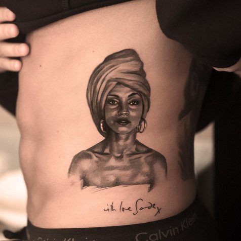 Drake ekspresikan rasa cinta dan kagumnya pada Sade dengan sebuah tattoo baru © instagram.com/niki23gtr