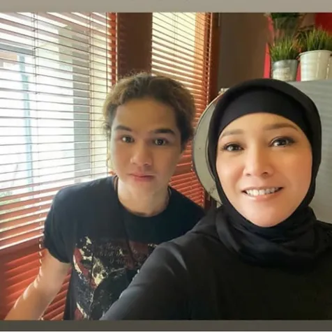 Posting Foto Maia Estianty Berhijab