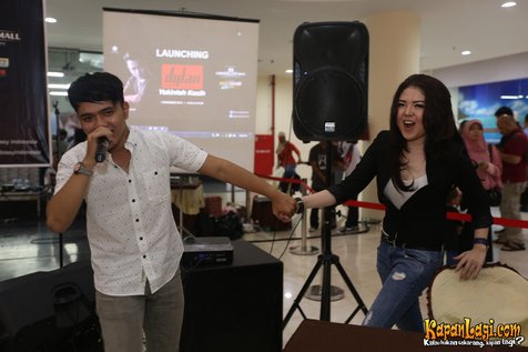 Dylan gandeng Tina di acara peluncuran single barunya ©KapanLagi.com/Budy Santoso