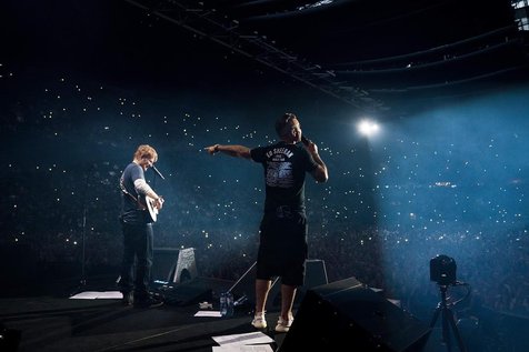 Ed Sheeran berbagi panggung dengan Robbie Williams saat tampil di Amsterdam © instagram.com/teddysphotos
