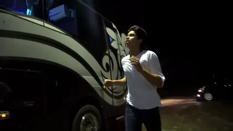 Mengalah dan menerima konsekuensi, El Rumi harus berlari mengejar bis dengan jarak yang cukup jauh © KapanLagi.com