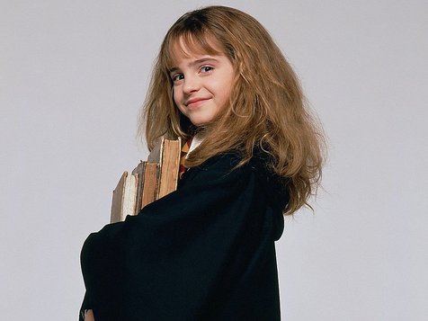 Karakter Hermione ini sangat cocok dengan kehidupan Emma di dunia nyata lho Š popsugar-assets.com