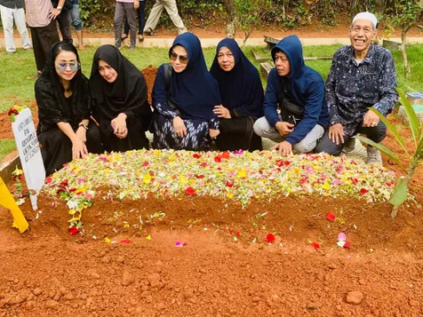 Erlin Turut Mengantar Kepergian Sang Almarhum