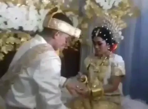 Tukar Cincin dan Cium Kening