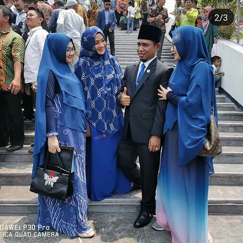 Pose Bareng 3 Istri