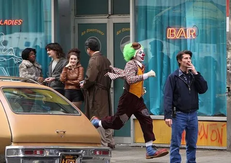 Kostum Desainer Teman Joaquin Phoenix