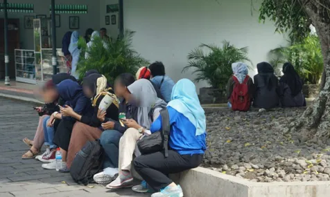 Fans sudah menunggu kedatangan Suju dan TVXQ di Keraton Yogyakarta. (Foto: Rahmi Safitri)