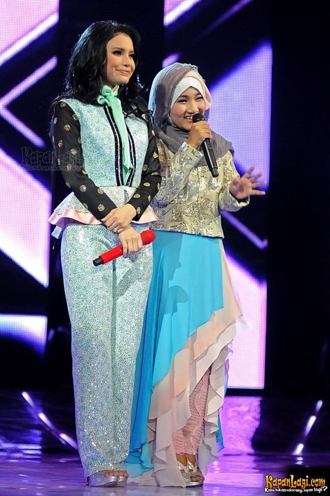 Fatin membawakan lagu Stay dari Rihanna di babak grand final.