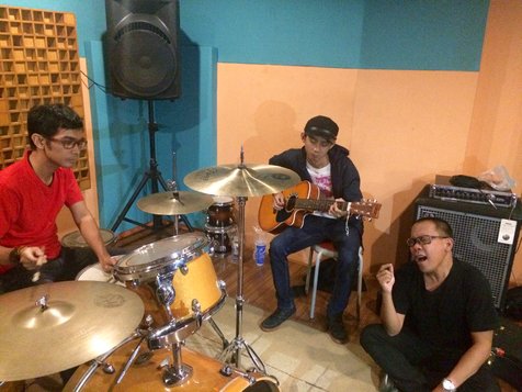 Ferdiansyah dan rekan pengiringnya saat jalani latihan di studio ©KapanLagi.com / Sahal Fadhli