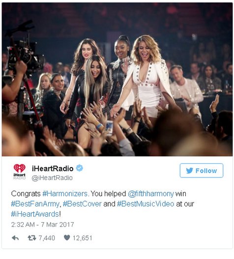 Fifth Harmony menerima penghargaan Best Music Video di 'iHeartAwards 2017' © twitter.com/iHeartRadio