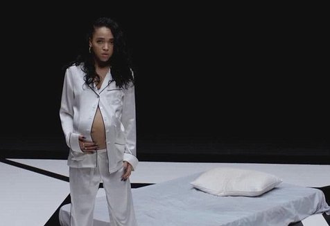 Twigs kembali tampil buncit bak ibu hamil di video klipnya ©YouTube.com/FKA twigs