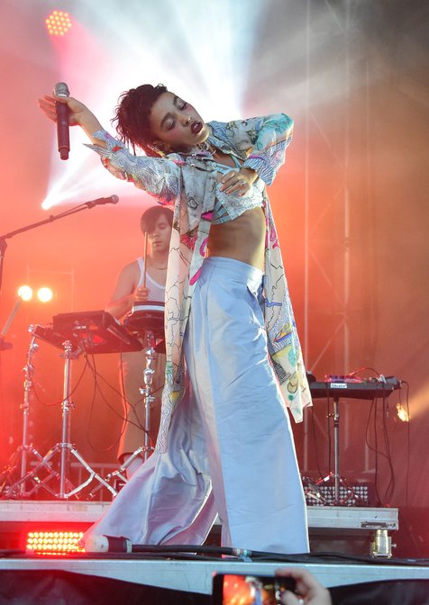 Aksi spektakuler FKA Twigs di atas panggung © FameFlynet.com