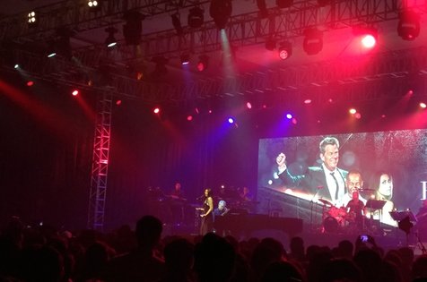 David Foster saat berduet dengan Anggun C Sasmi © KapanLagi.com