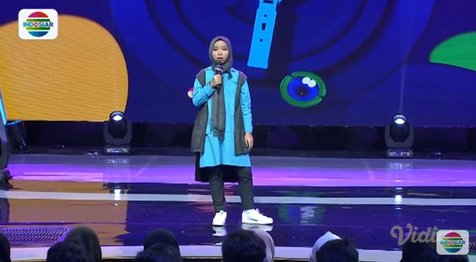 Ia memulai set dengan cerita soal sepatu yang harganya mahal.