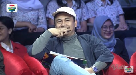 Lebih lanjut, koreksi yang berbeda datang dari Raditya Dika.