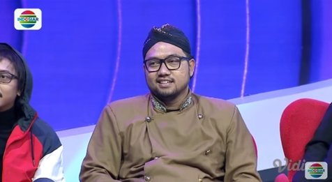 Mengawali set dengan curhat diloloskannya ia di babak 5 besar, bikin sang mentor, Awwe, jadi makin pusing.