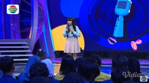 Dengan cerdik Tasya mengolah kisah kelam keluarganya itu jadi materi stand up comedy. 