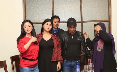 Dewi Perssik Lakukan Video Call
