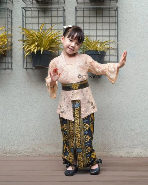 Gempi Pakai Kebaya