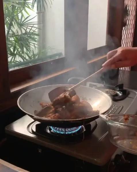 Kompor Gas dan Wajan Hitam