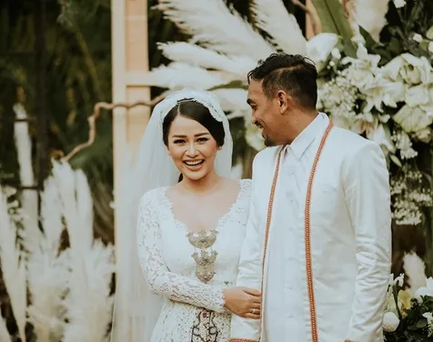 Mutia dan Glenn Serasi Berbusana Putih