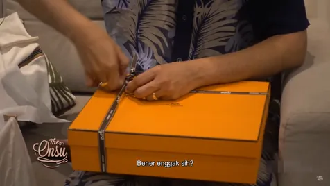 Berbungkus Kotak Warna Orange