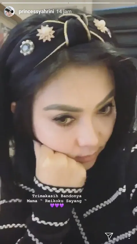Syahrini dan Kado dari Ibu Mertua