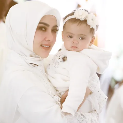 Syahrini dan Baby Azzura