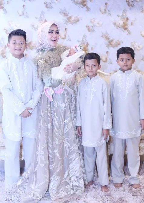 Syahrini dan Para Keponakannya