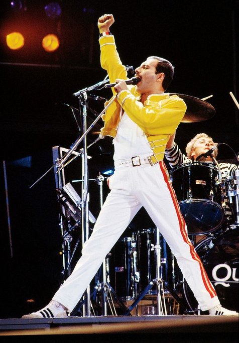 Pakaian Yang Dipakai Freddie Mercury Mirip Dengan di Patung