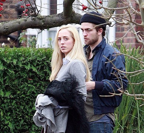 Robert dan Lizzy Pattinson yang sedang jalan bersama @robertpattinsonworldwide.com