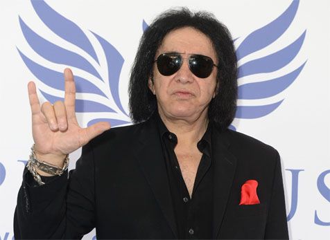 Gene Simmons mencoba catatkan dirinya sebagai orang yang mempopulerkan gestur 'devil horns hand' ke US Patent dan Trademark Office. via: The Rat 