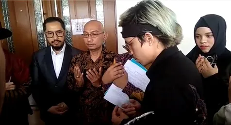 Berdoa Sebelum Sidang Berlangsung