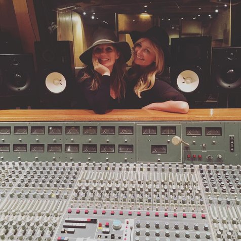 Beberapa waktu lalu, Geri Halliwell dan Emma Bunton terlihat berada dalam satu studio © instagram.com/therealgerihalliwell