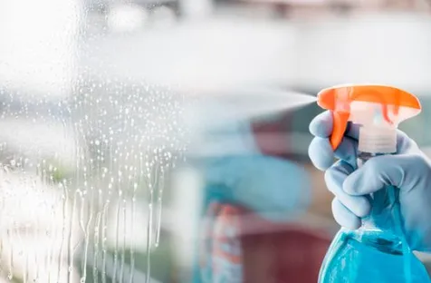 Semprotkan Paket dengan Cairan Disinfektan
